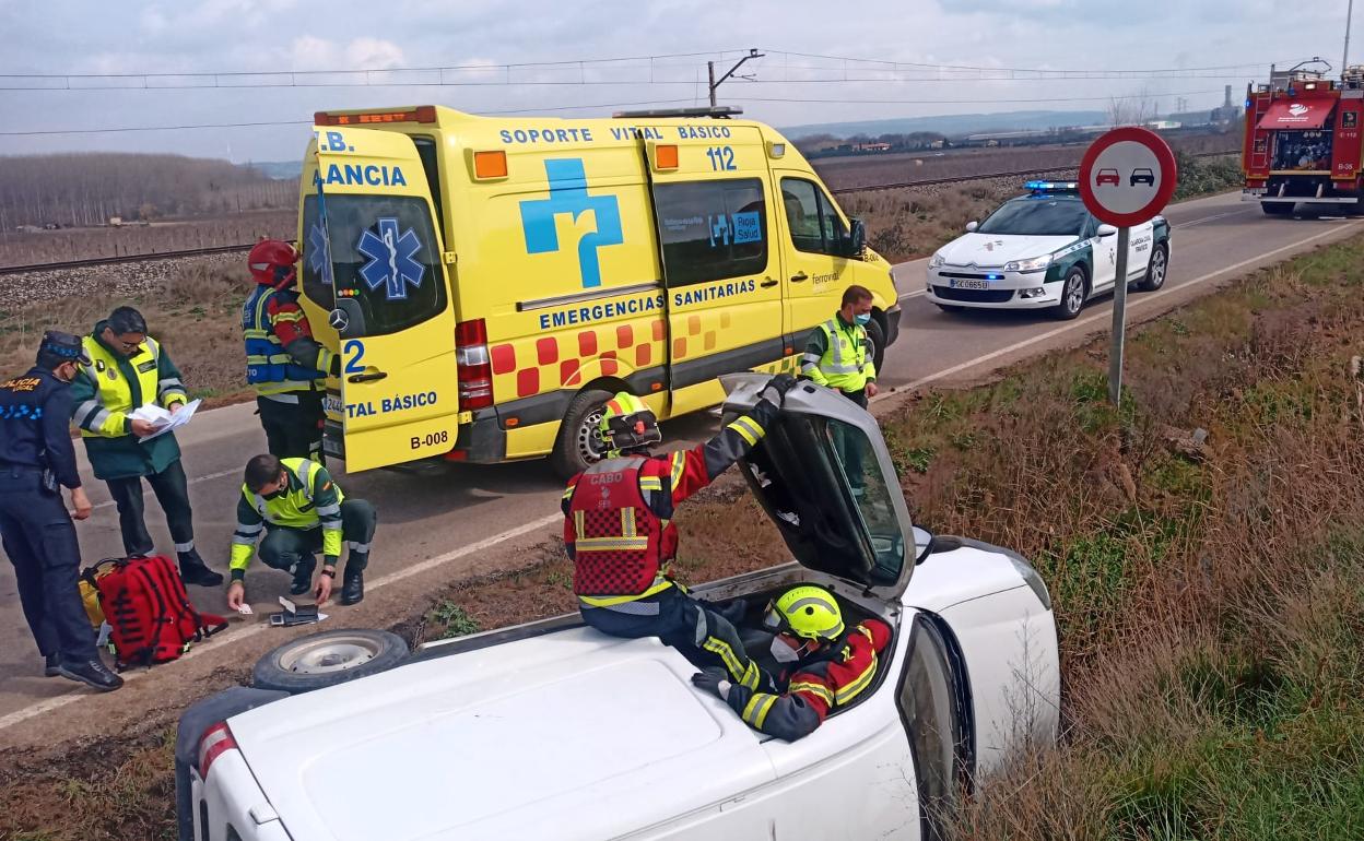 Bomberos y servicios de emergencias trabajan en el lugar del accidente. 