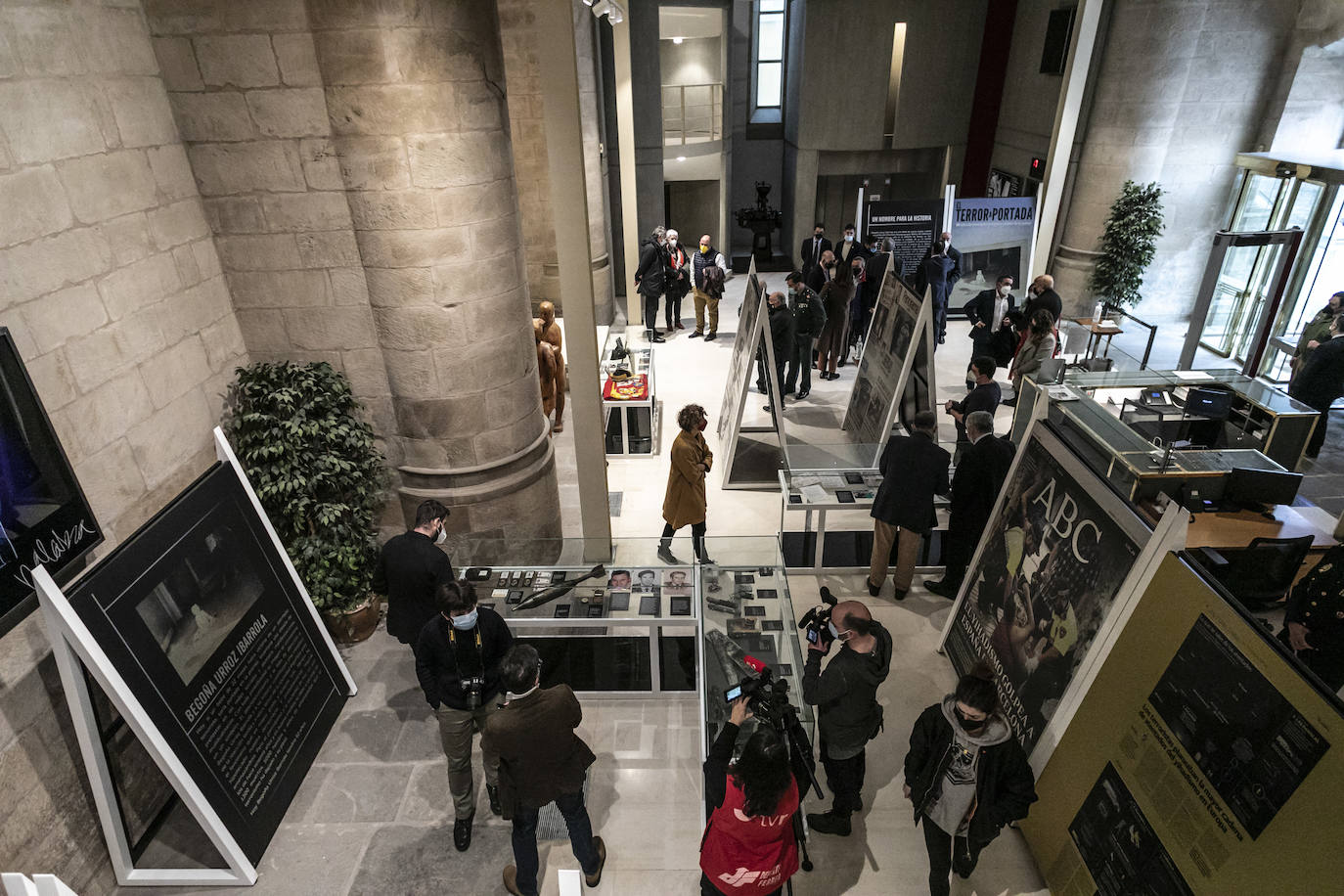 El Parlamento de La Rioja acoge la exposición 'El terror a portada', organizada por Vocento, la Fundación Víctimas del Terrorismo y el Centro Memorial de las Víctimas del Terrorismo. 