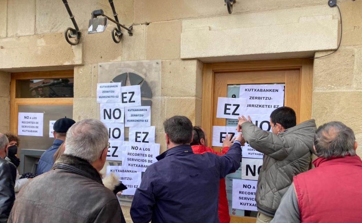 Vecinos de Elciego pegan mensajes contrarios al cierre de Kutxabank. 