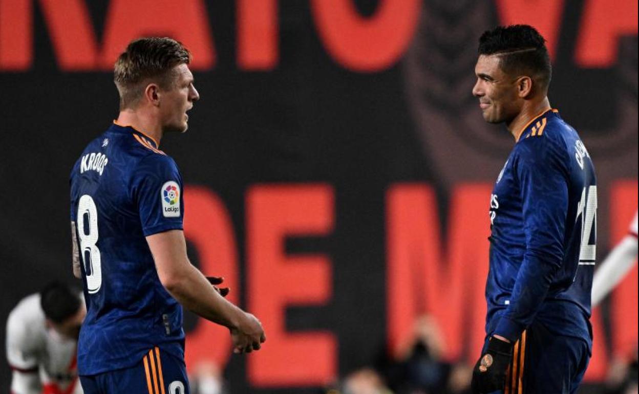 Kroos y Casemiro, en el partido entre Rayo y Real Madrid en Vallecas.