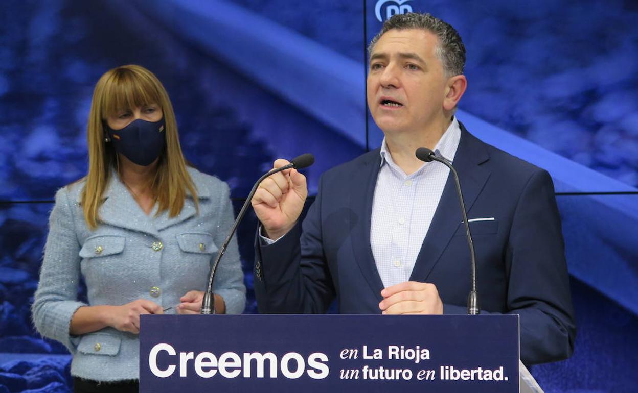 Ana Lourdes González y Carlos Cuevas, en la rueda de prensa. 