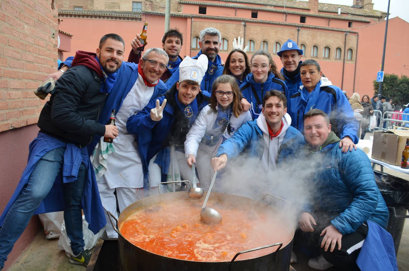 Fotos: Mascletá, salida de los gigantes, encierro infantil y degustación de calderetes de las peñas de Calahorra