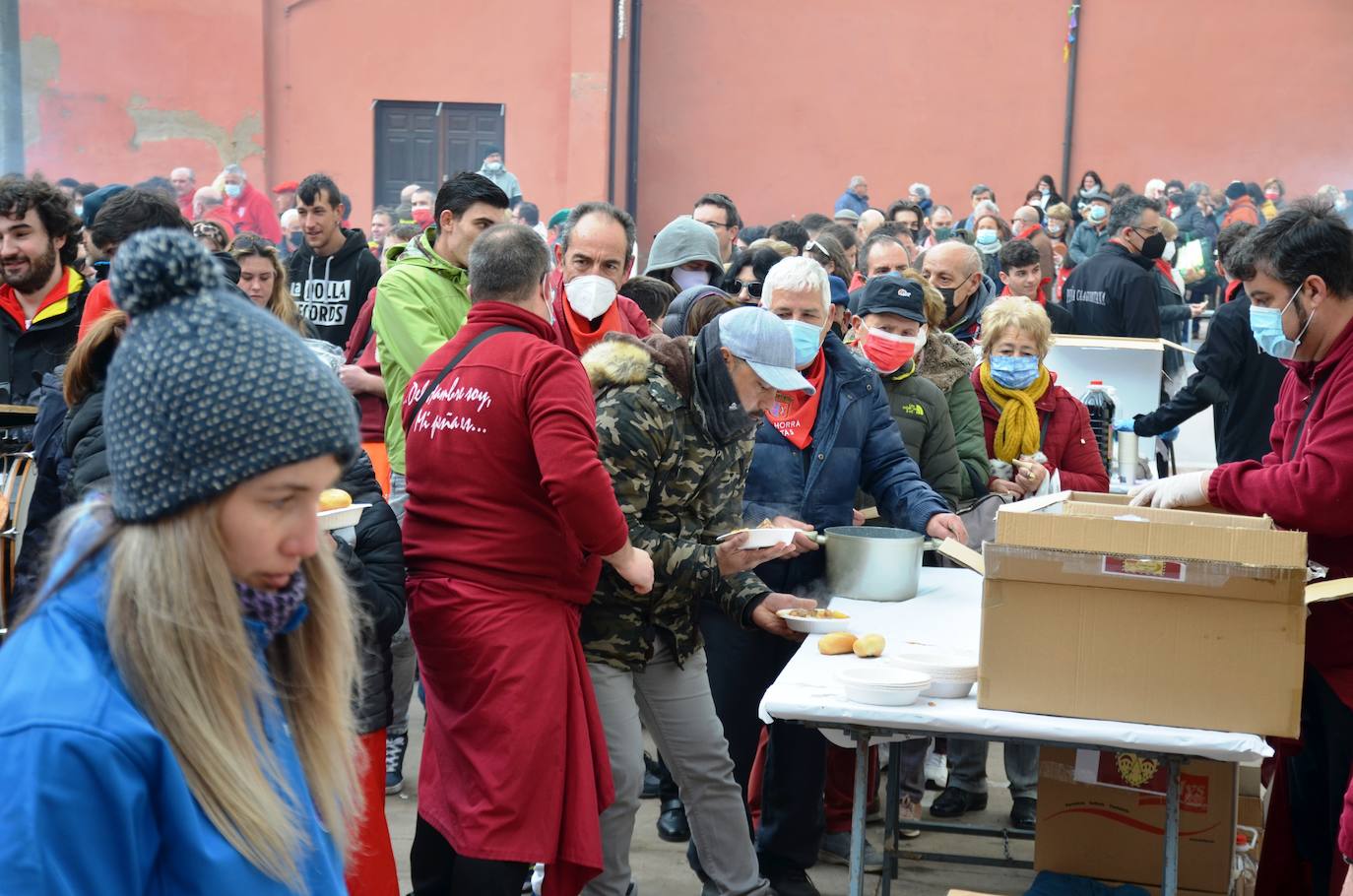 Fotos: Mascletá, salida de los gigantes, encierro infantil y degustación de calderetes de las peñas de Calahorra