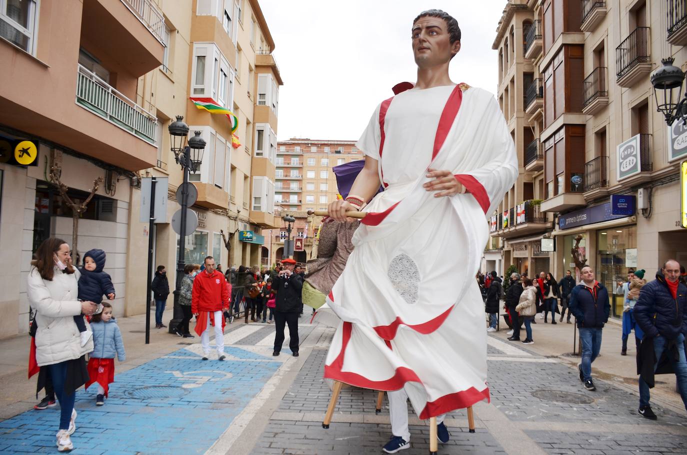 Fotos: Mascletá, salida de los gigantes, encierro infantil y degustación de calderetes de las peñas de Calahorra