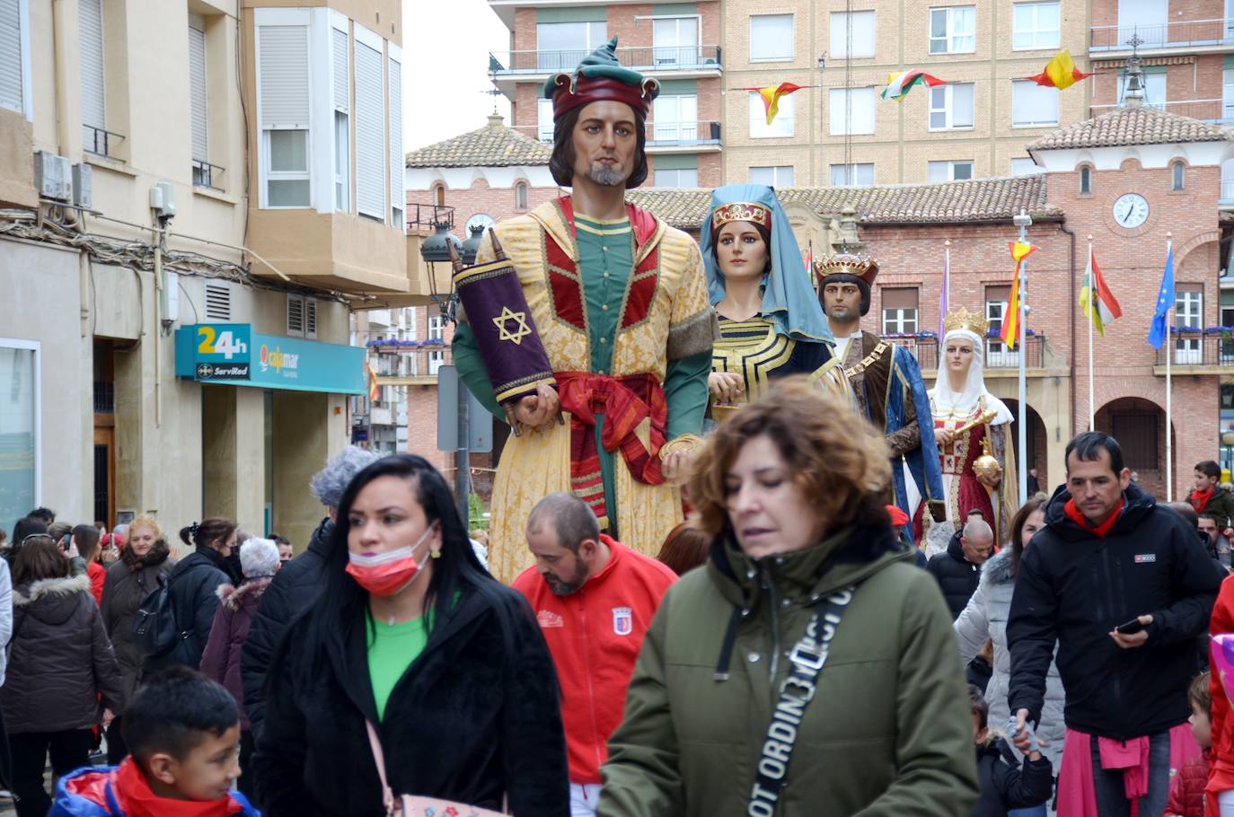 Fotos: Mascletá, salida de los gigantes, encierro infantil y degustación de calderetes de las peñas de Calahorra