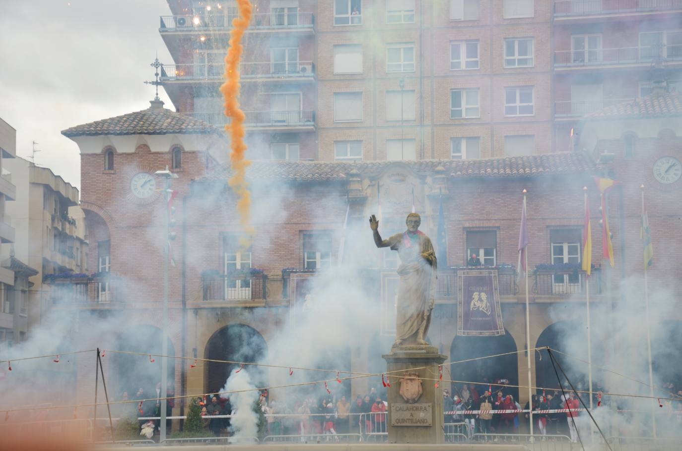 Fotos: Mascletá, salida de los gigantes, encierro infantil y degustación de calderetes de las peñas de Calahorra