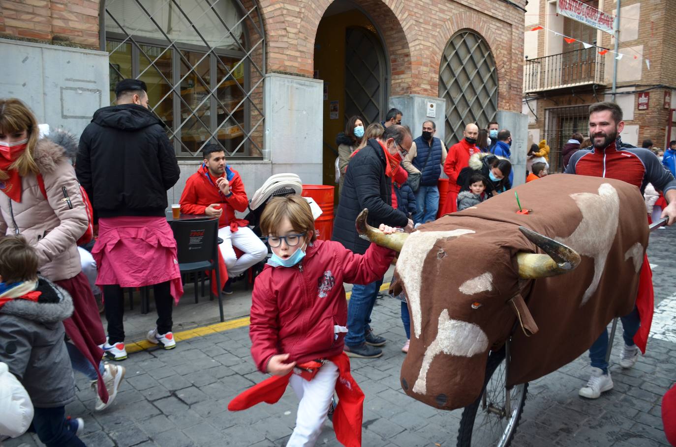 Fotos: Mascletá, salida de los gigantes, encierro infantil y degustación de calderetes de las peñas de Calahorra