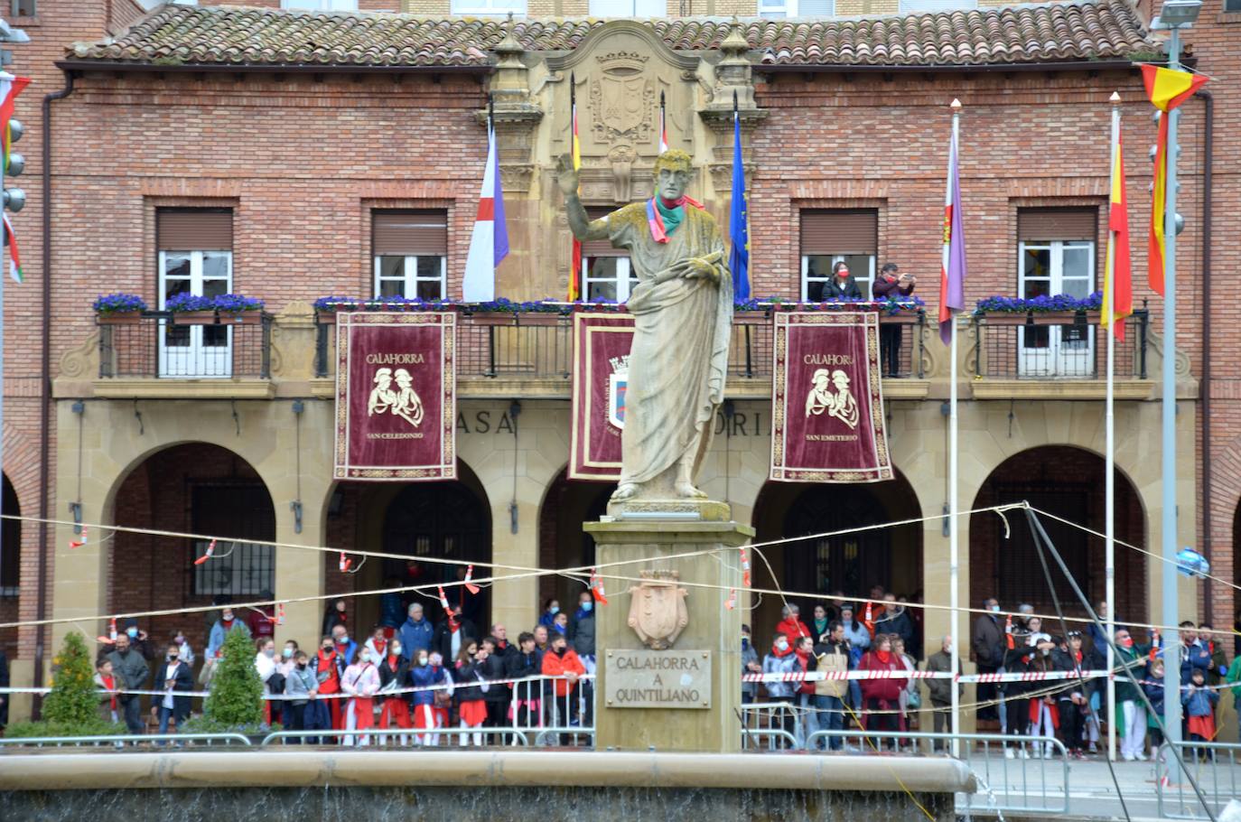 Fotos: Mascletá, salida de los gigantes, encierro infantil y degustación de calderetes de las peñas de Calahorra