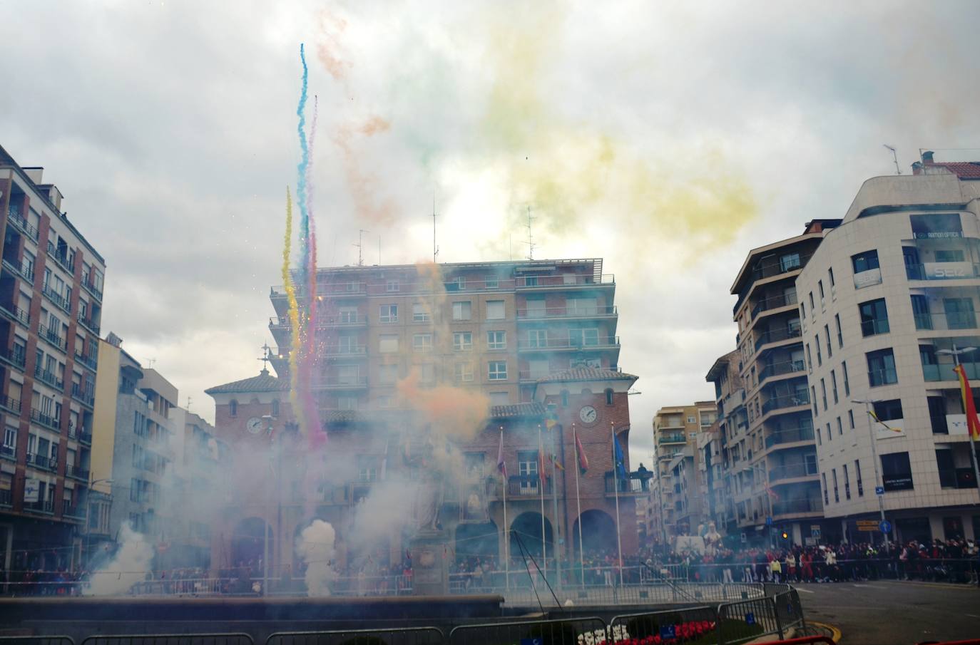 Fotos: Mascletá, salida de los gigantes, encierro infantil y degustación de calderetes de las peñas de Calahorra