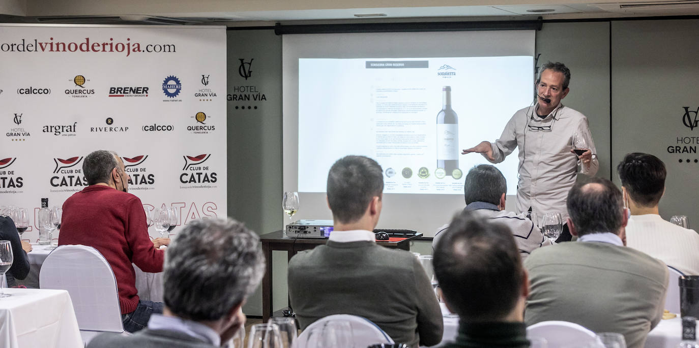 Rafael Usoz presentó para lomejordelvinoderioja las tres elaboraciones de viñedo singular y la gama tradicional de Sonsierra, todas ellas elaboradas con uvas de viñedos de más de 40 años. 