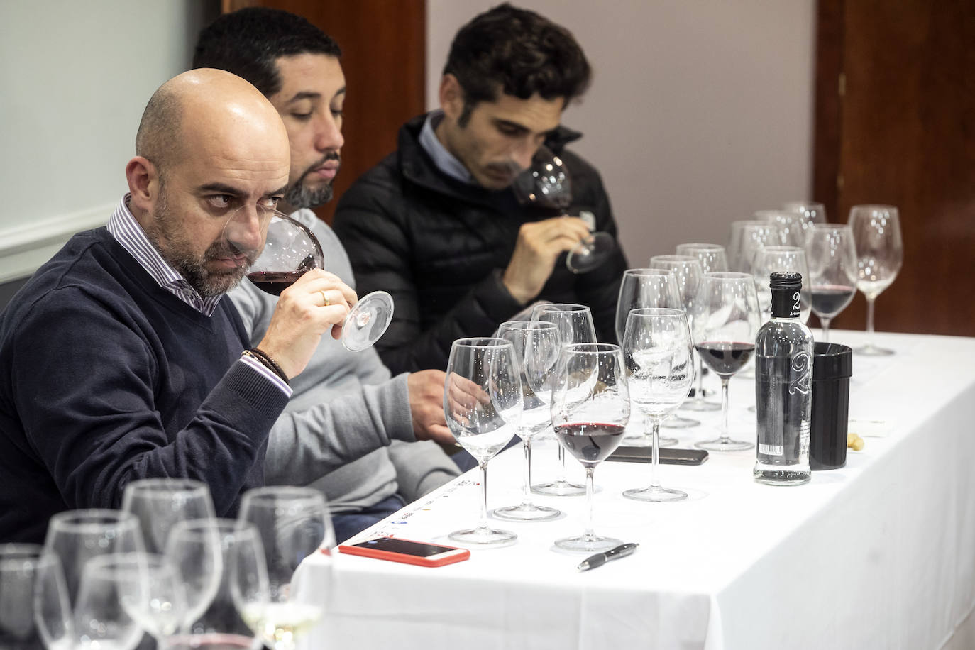Rafael Usoz presentó para lomejordelvinoderioja las tres elaboraciones de viñedo singular y la gama tradicional de Sonsierra, todas ellas elaboradas con uvas de viñedos de más de 40 años. 