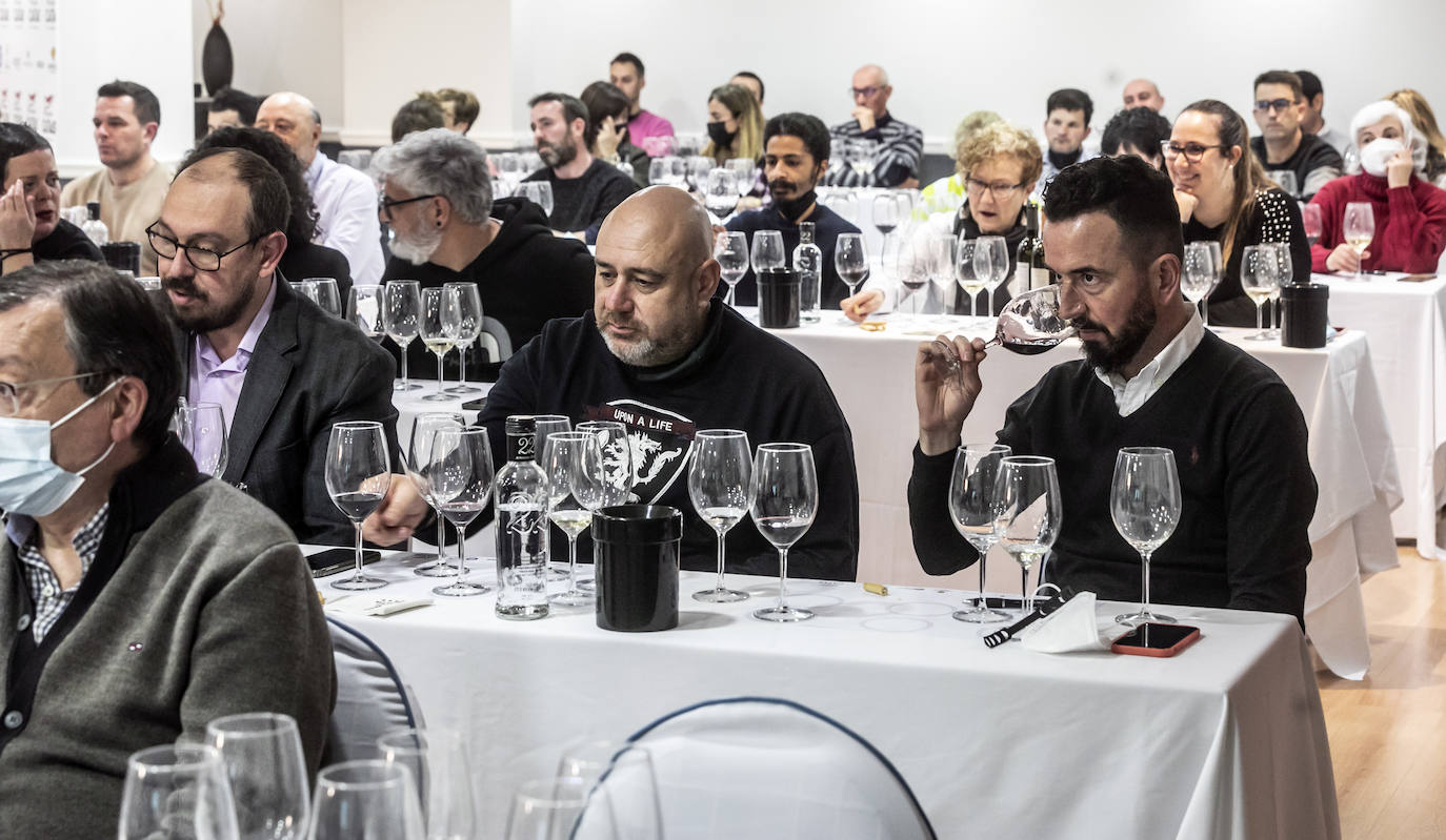 Rafael Usoz presentó para lomejordelvinoderioja las tres elaboraciones de viñedo singular y la gama tradicional de Sonsierra, todas ellas elaboradas con uvas de viñedos de más de 40 años. 