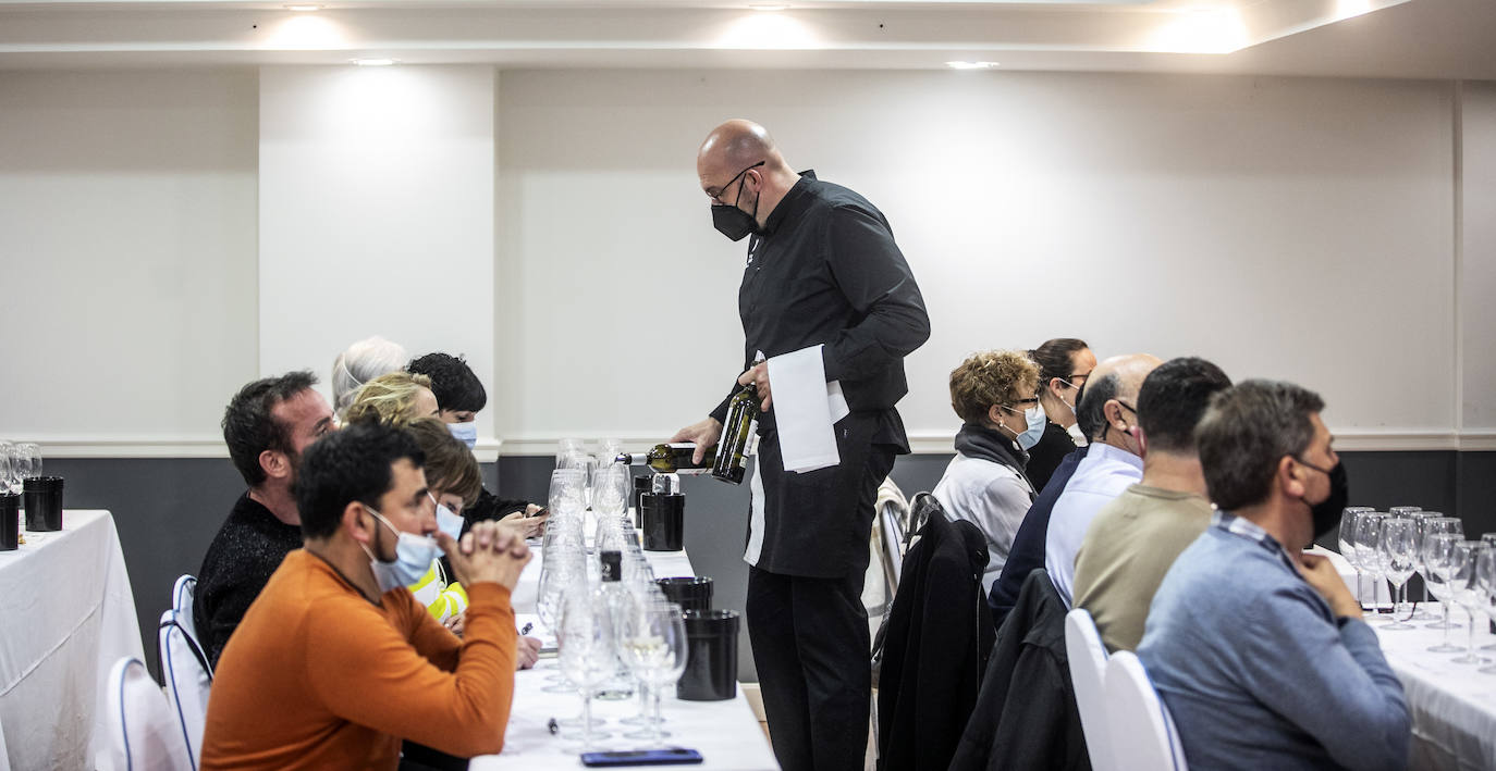 Rafael Usoz presentó para lomejordelvinoderioja las tres elaboraciones de viñedo singular y la gama tradicional de Sonsierra, todas ellas elaboradas con uvas de viñedos de más de 40 años. 