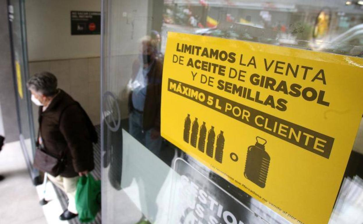 Cartel en un supermercado Mercadona de Logroño, que indica la restricción para comprar aceite de girasol y de semillas. 