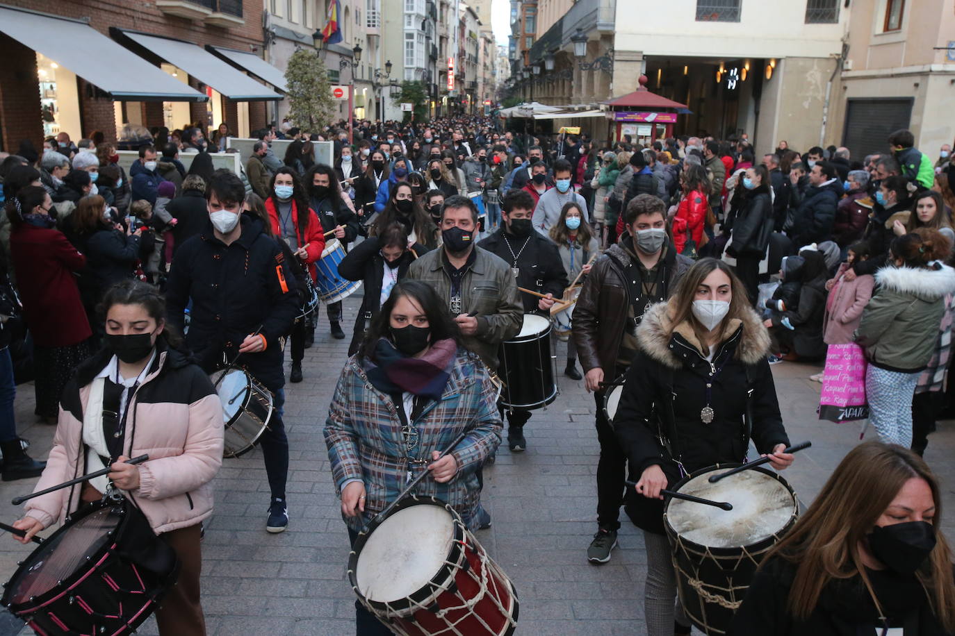 La Hermandad de Cofradías de la Semana Santa de Logroño graba un 'flashmob' en la calle Portales para anunciar su próximo regreso