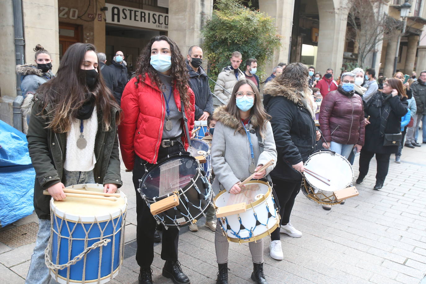 La Hermandad de Cofradías de la Semana Santa de Logroño graba un 'flashmob' en la calle Portales para anunciar su próximo regreso