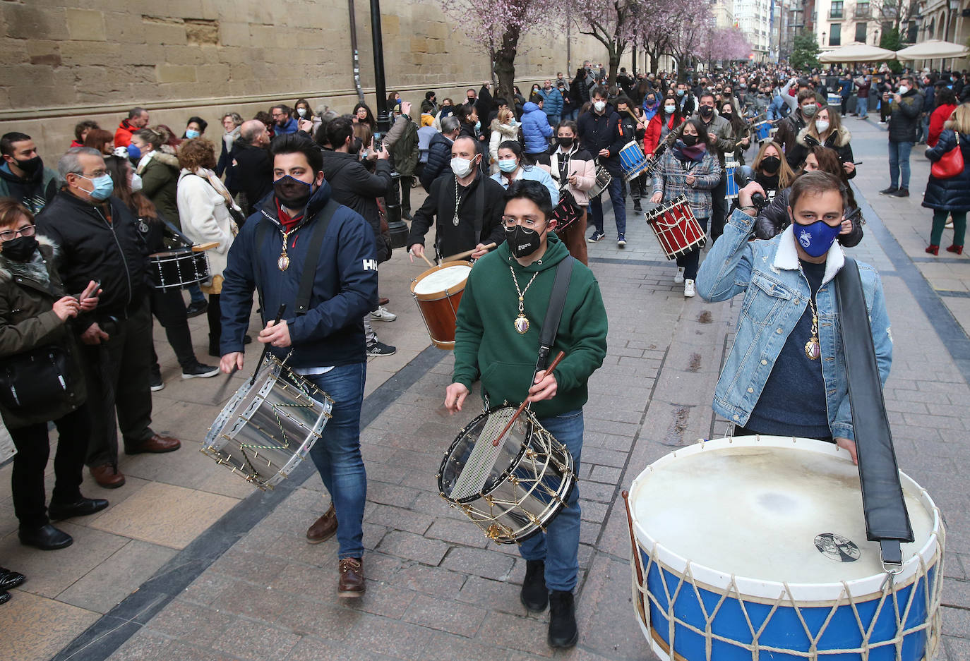 La Hermandad de Cofradías de la Semana Santa de Logroño graba un 'flashmob' en la calle Portales para anunciar su próximo regreso