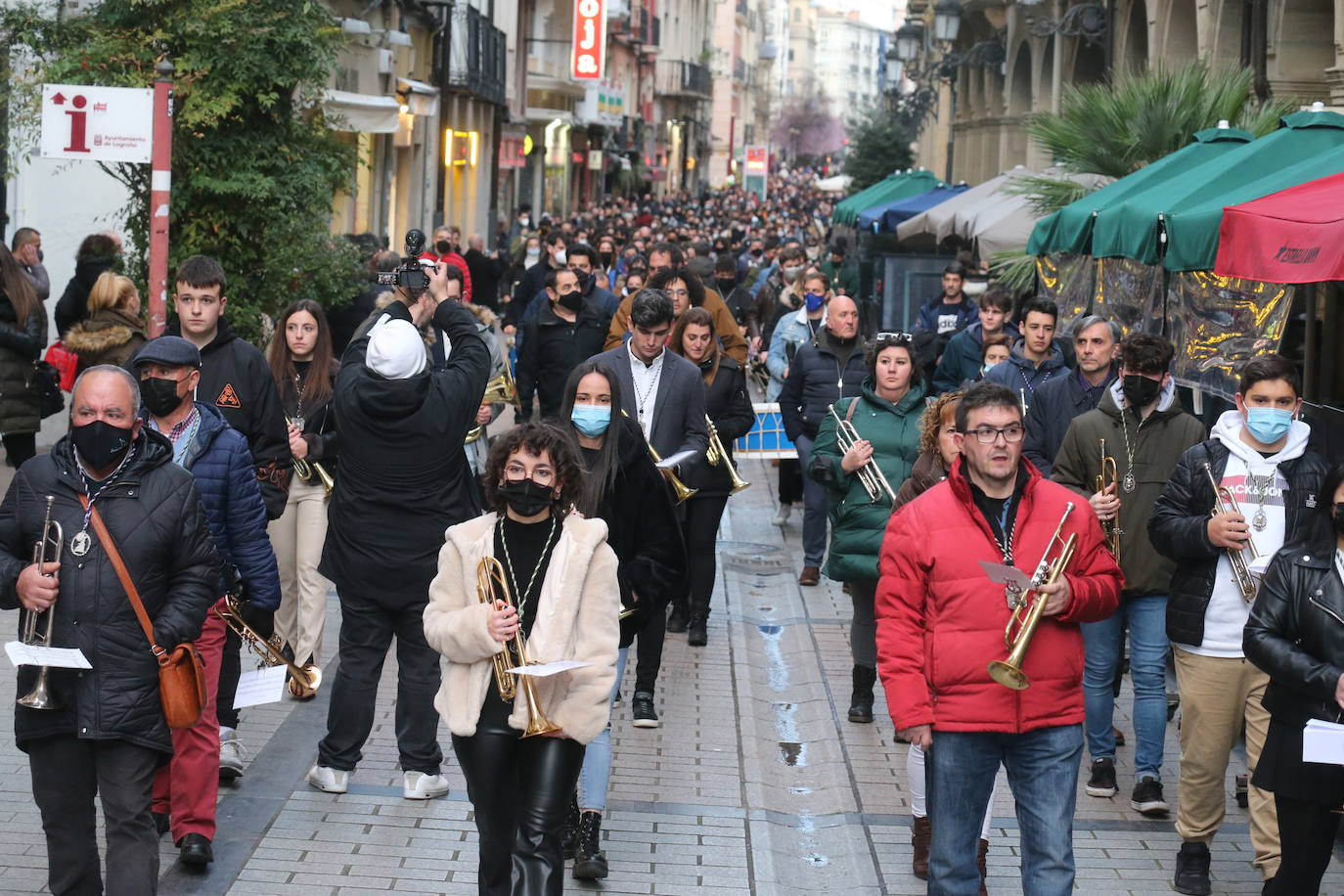 La Hermandad de Cofradías de la Semana Santa de Logroño graba un 'flashmob' en la calle Portales para anunciar su próximo regreso