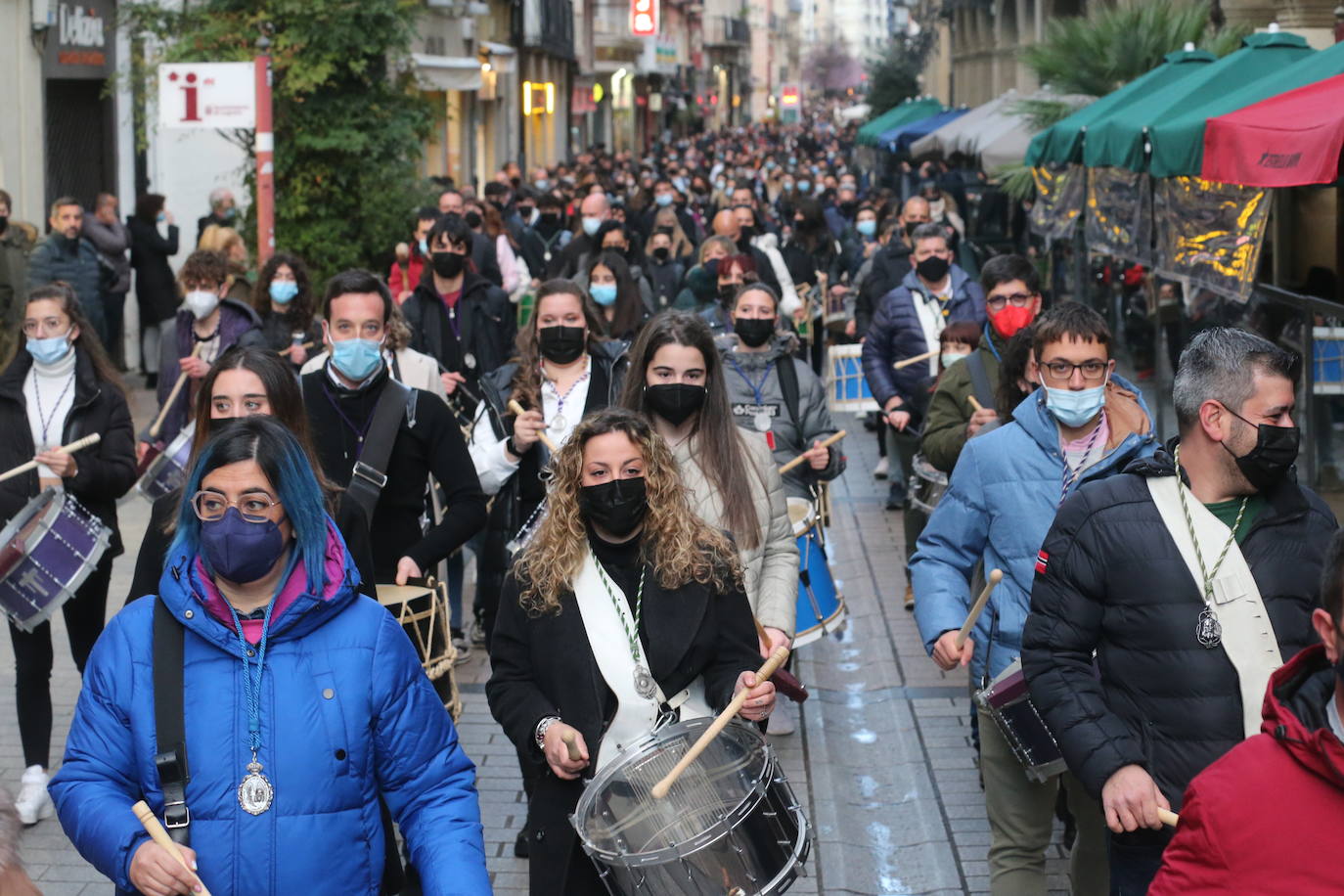 La Hermandad de Cofradías de la Semana Santa de Logroño graba un 'flashmob' en la calle Portales para anunciar su próximo regreso