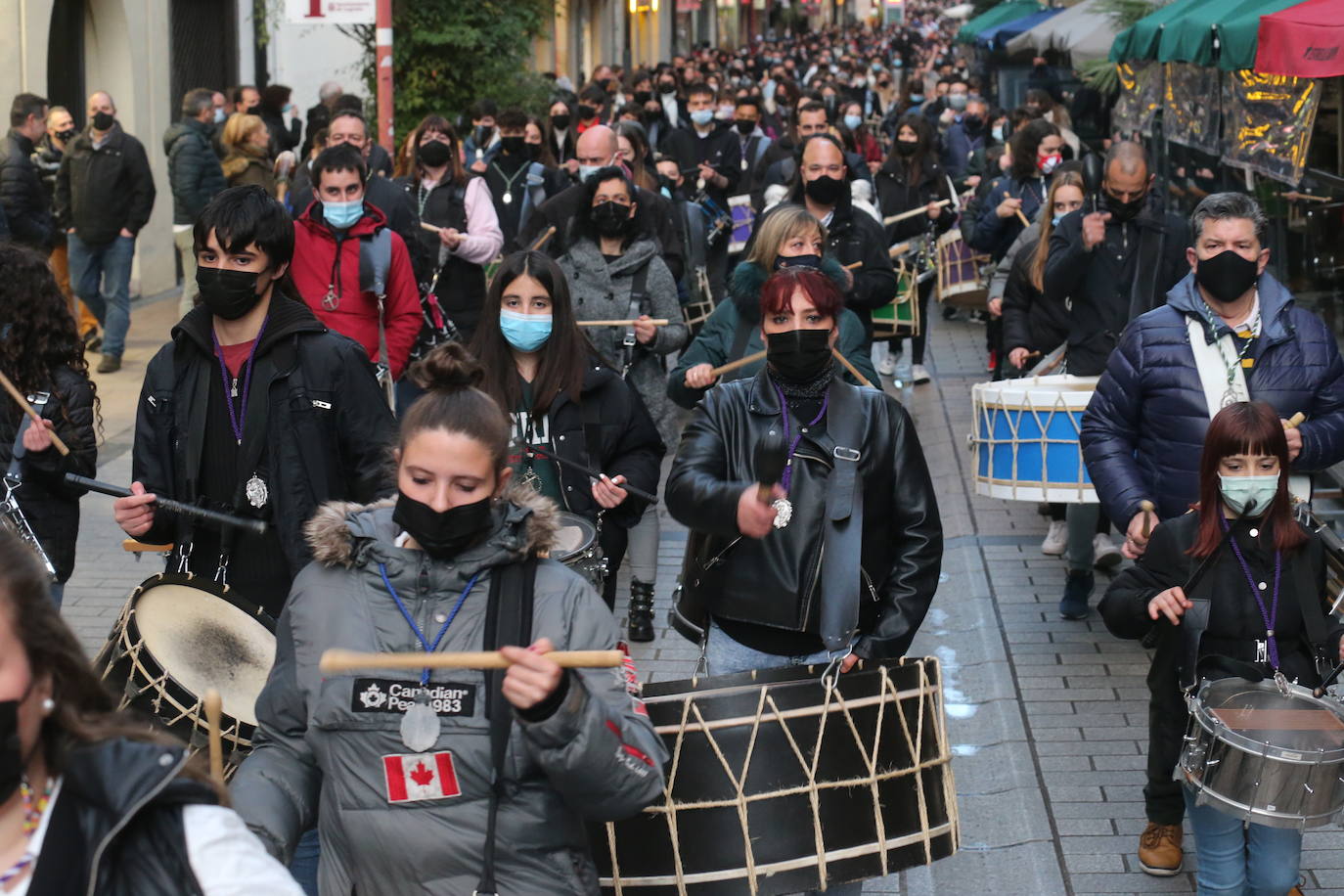 La Hermandad de Cofradías de la Semana Santa de Logroño graba un 'flashmob' en la calle Portales para anunciar su próximo regreso