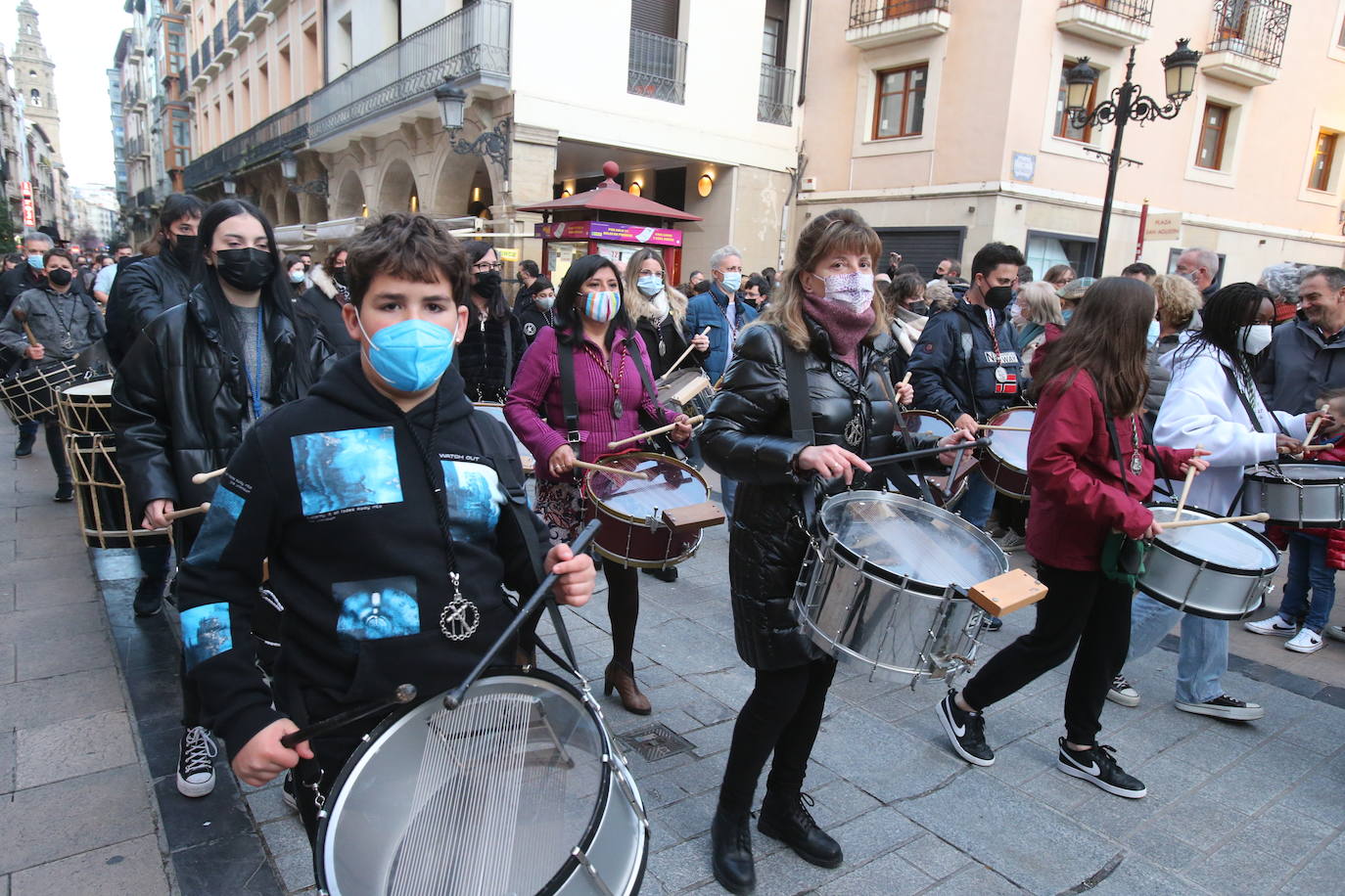 La Hermandad de Cofradías de la Semana Santa de Logroño graba un 'flashmob' en la calle Portales para anunciar su próximo regreso