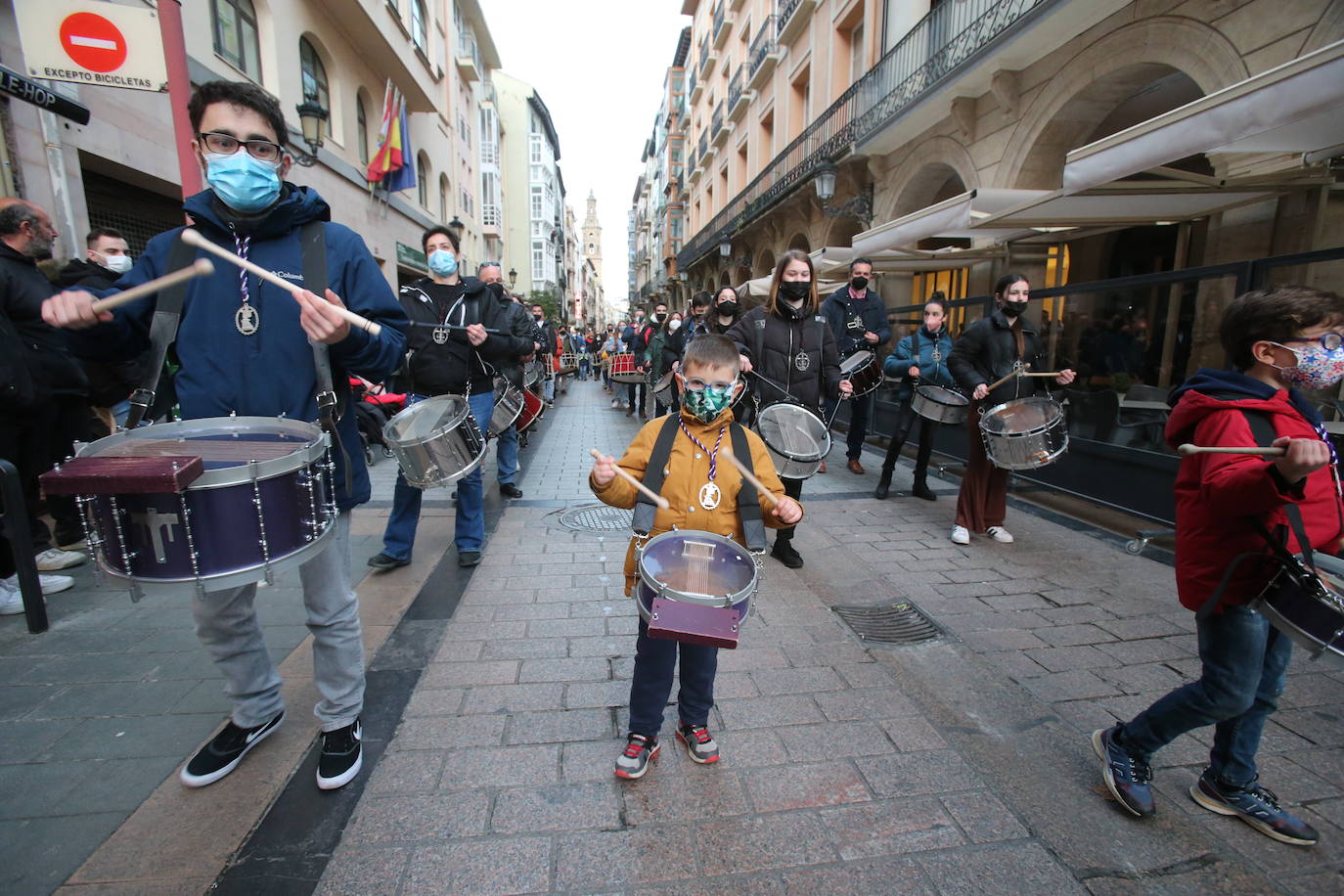 La Hermandad de Cofradías de la Semana Santa de Logroño graba un 'flashmob' en la calle Portales para anunciar su próximo regreso