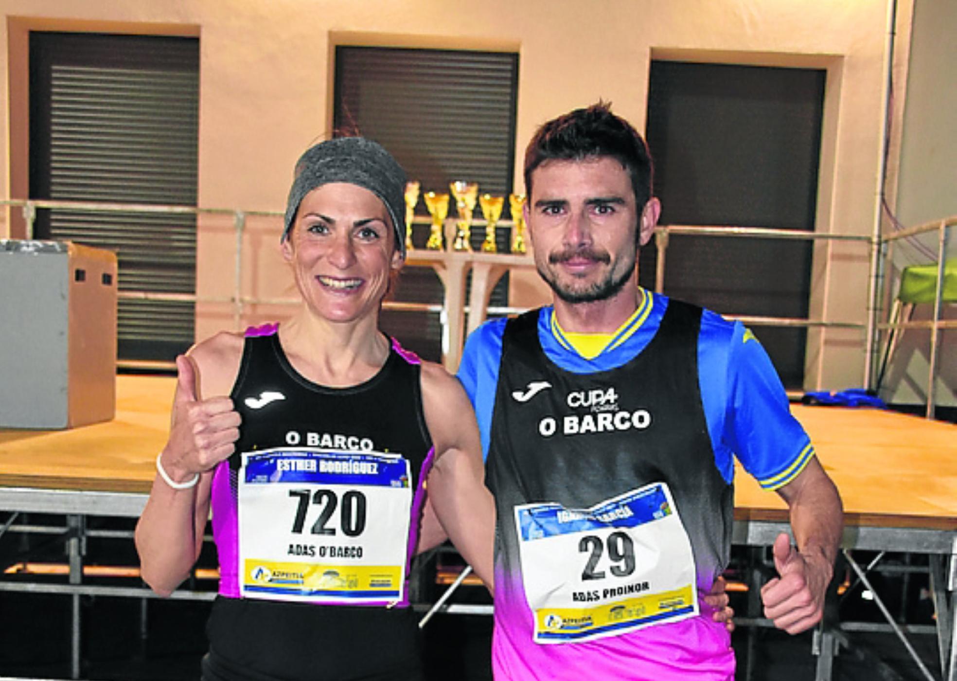 Corredores del club Rincón Atletismo y los ganadores de la carrera nocturna, Esther Rodríguez y Nacho García. 