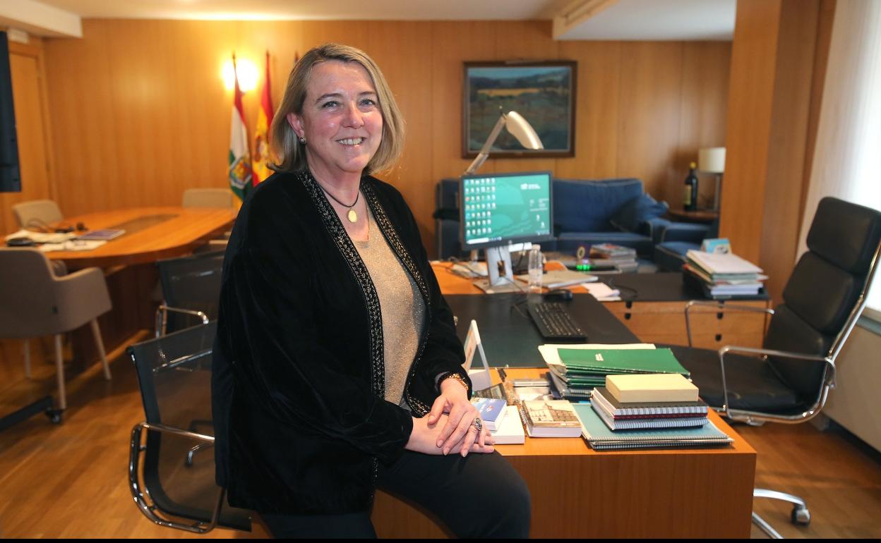 Eva Hita, en su despacho de la Consejería del Gobierno de La Rioja. 