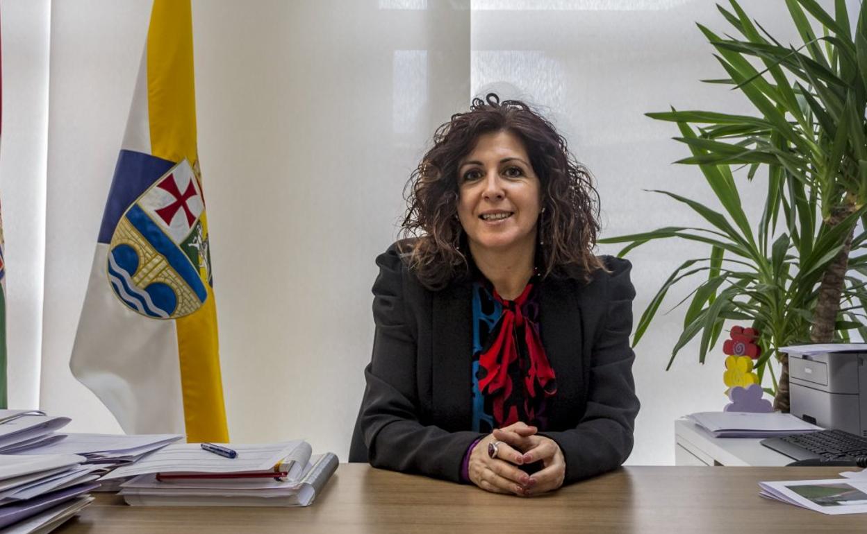 Ana Belén Martínez, en el despacho de Alcaldía, del Ayuntamiento de Villamediana. 