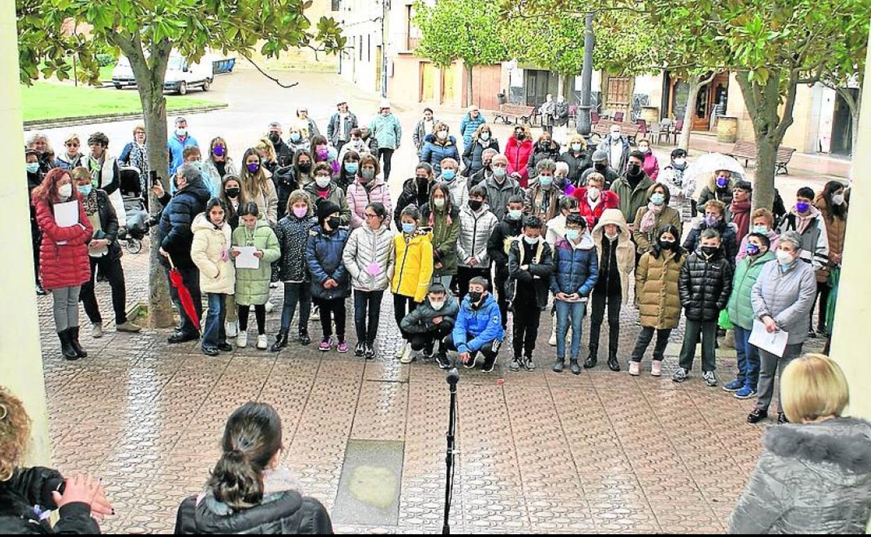 La lectura del manifiesto congregó a los najerinos en la plaza de España. 