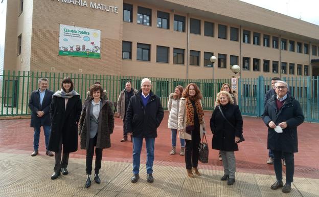 Los representantes del PP, frente al colegio Ana María Matute, en Yagüe.