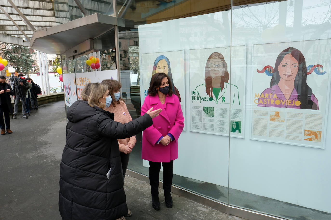 Seis riojanas asoman a las exposición 'Mujeres en la Ciencia en La Rioja', cuyos retratos ilustrados por la también riojana Tamara Mendaza se pueden ver en El Espolón logroñés (en el escaparate de la Oficina de Turismo) hasta el próximo 2 de mayo. 