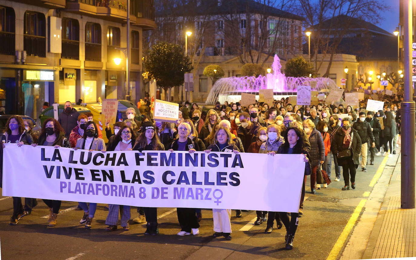 Fotos: La marea morada recorre las calles de Logroño en un esperado 8M