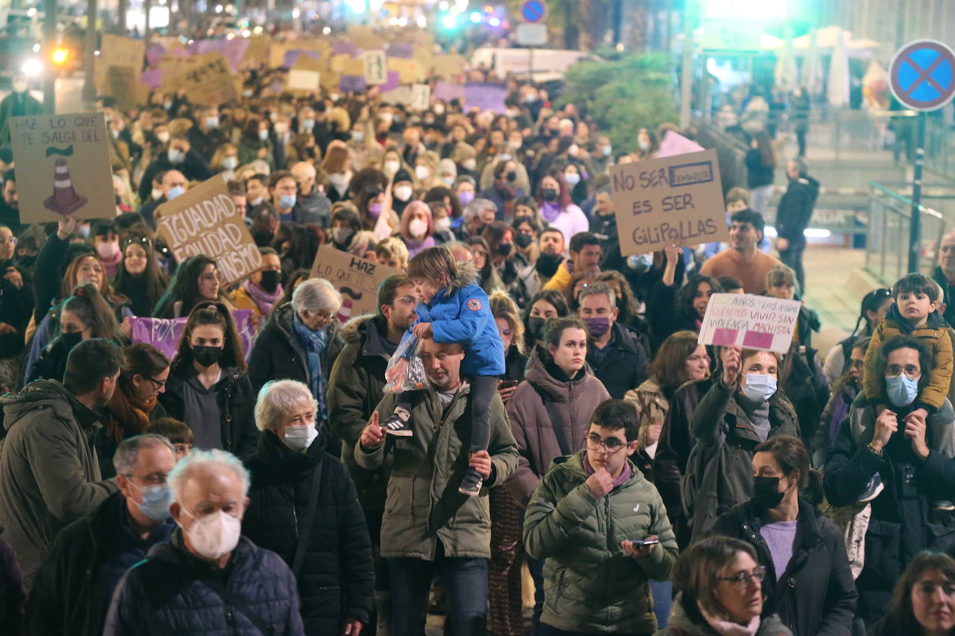 Fotos: La marea morada recorre las calles de Logroño en un esperado 8M