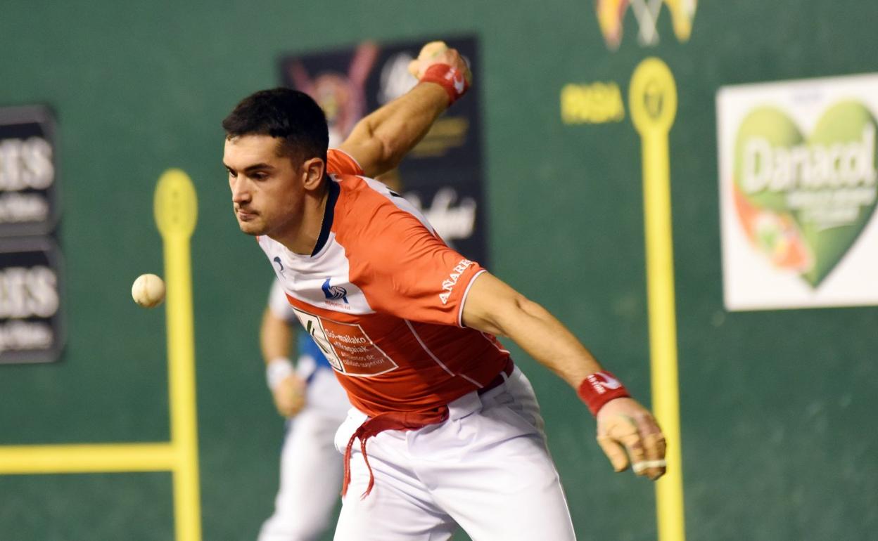 Víctor fija la mirada en la pelota antes de sacar. 