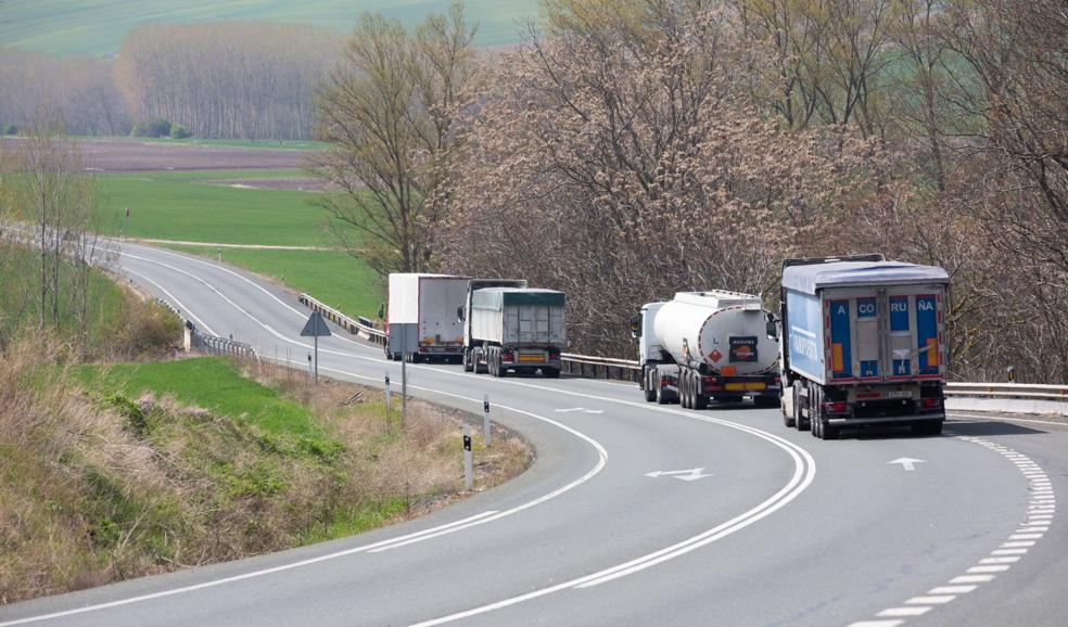 Varios camiones se dirigen hacia Burgos por la carretera N-120. 