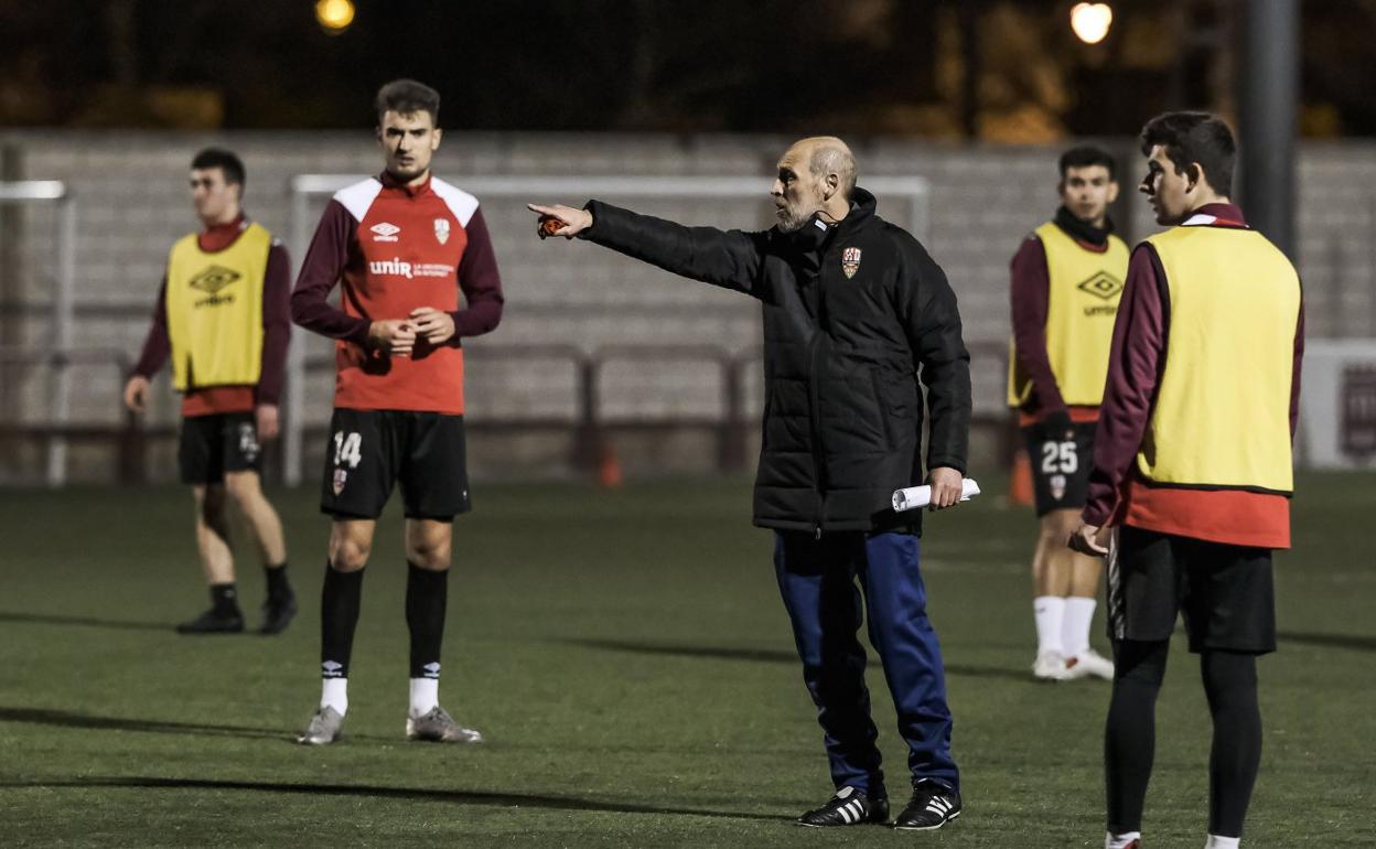 Aguilá da instrucciones a sus jugadores. 