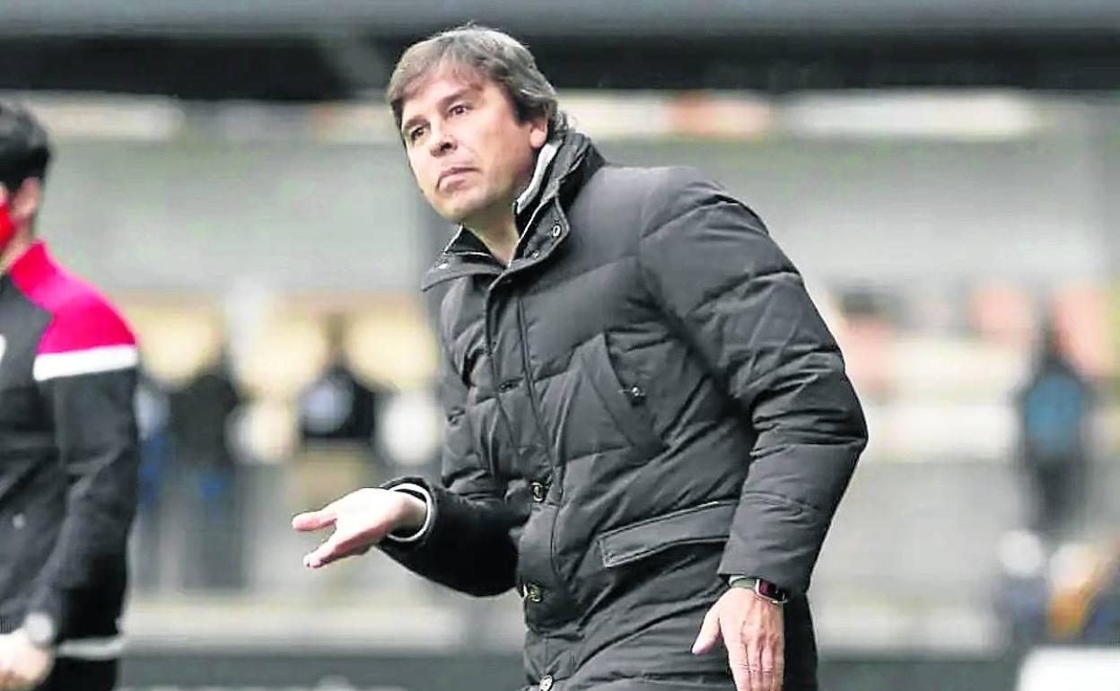 El entrenador rojillo, Eduardo Docampo, en el partido ante el Real Unión. 