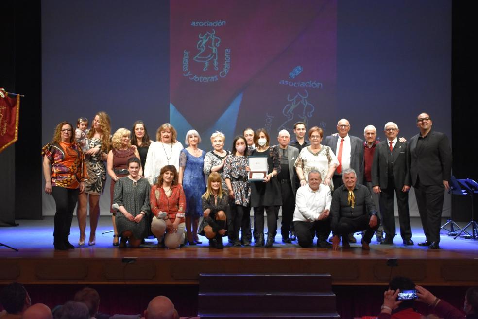 Los protagonistas del concierto de ayer con dos familiares del jotero homenajeado, Ricardo Pérez, a las que entregaron una placa. 