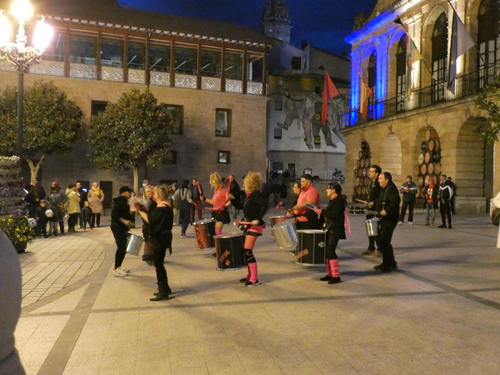 BatucAsensio animó a los asistentes a la concentración. 