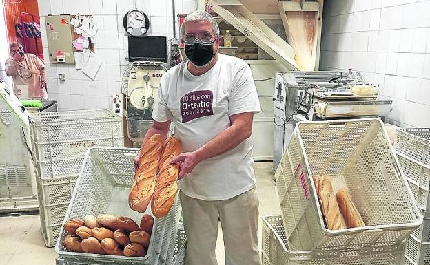 Elías posa en el obrador de Panadería Iregua, con su cuñada al fondo..