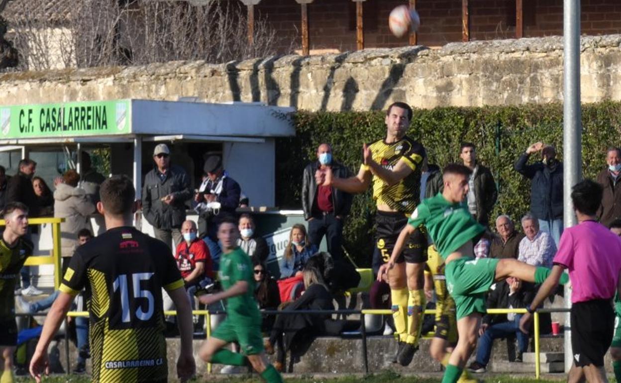 El local Pani remata de cabeza en un momento del partido. 