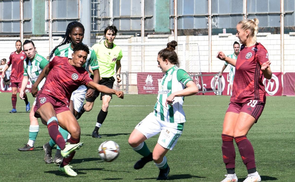 Aby dispara el esférico delante de una de las defensas del Pradejón en el derbi riojano. 