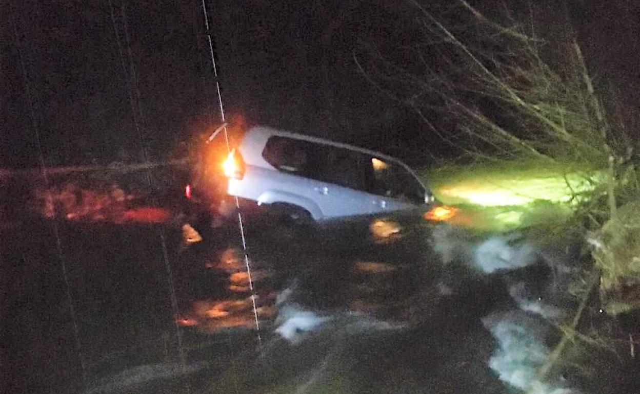 Vehículo varado en el río. 