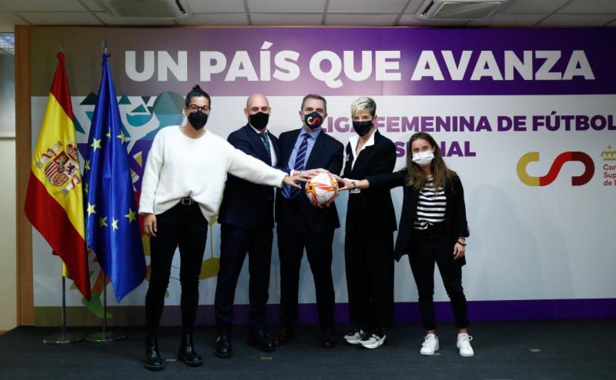 Marta Carro, Luis Rubiales, Jose Manuel Franco, Lola Romero y Sheila Elorza posan tras la firma de los estatutos.