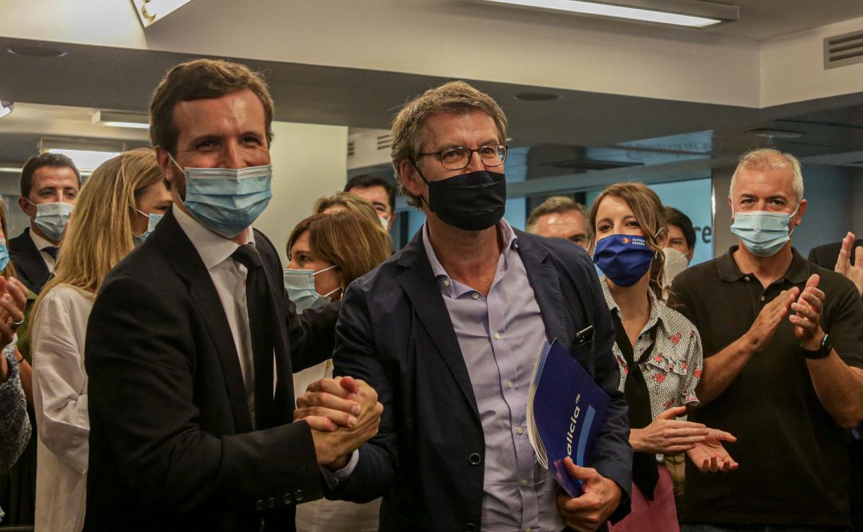 Pablo Casado estrecha la mano a Feijóo tras proclamarse ganador de las elecciones gallegas.