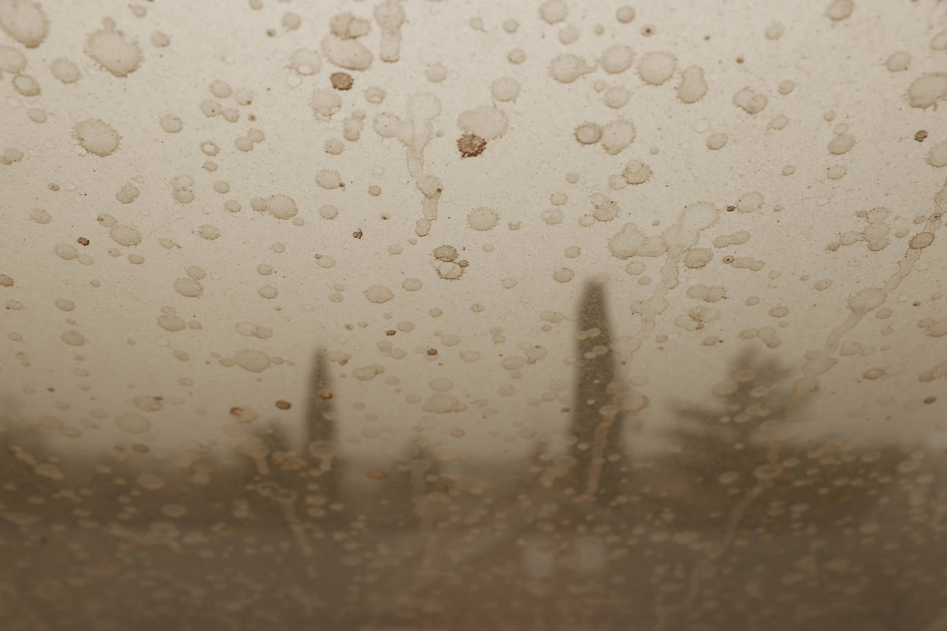 Polvo sahariano visto desde el interior de un coche en Boadilla del Monte (Madrid).