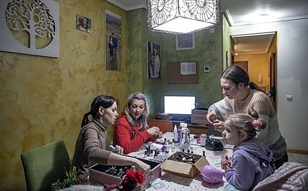 Olena, Myriam, Tania y Victoria, en la 'noche de uñas' que organizaron el lunes, ya sentadas en Nalda.