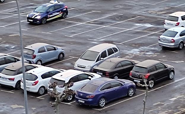 Coches en el aparcamiento del Silo en Calahorra