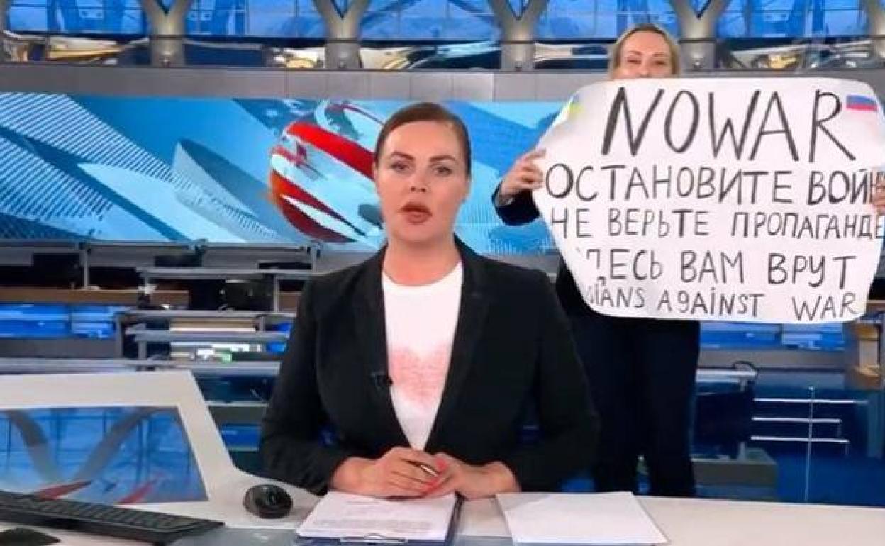 La periodista rusa en el momento en el que mostró la pancarta contra la guerra. 